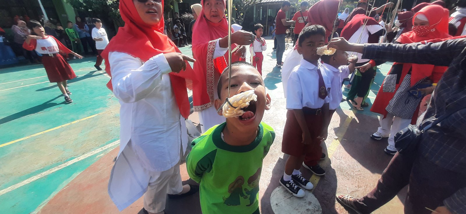 Lomba Makan Kerupuk