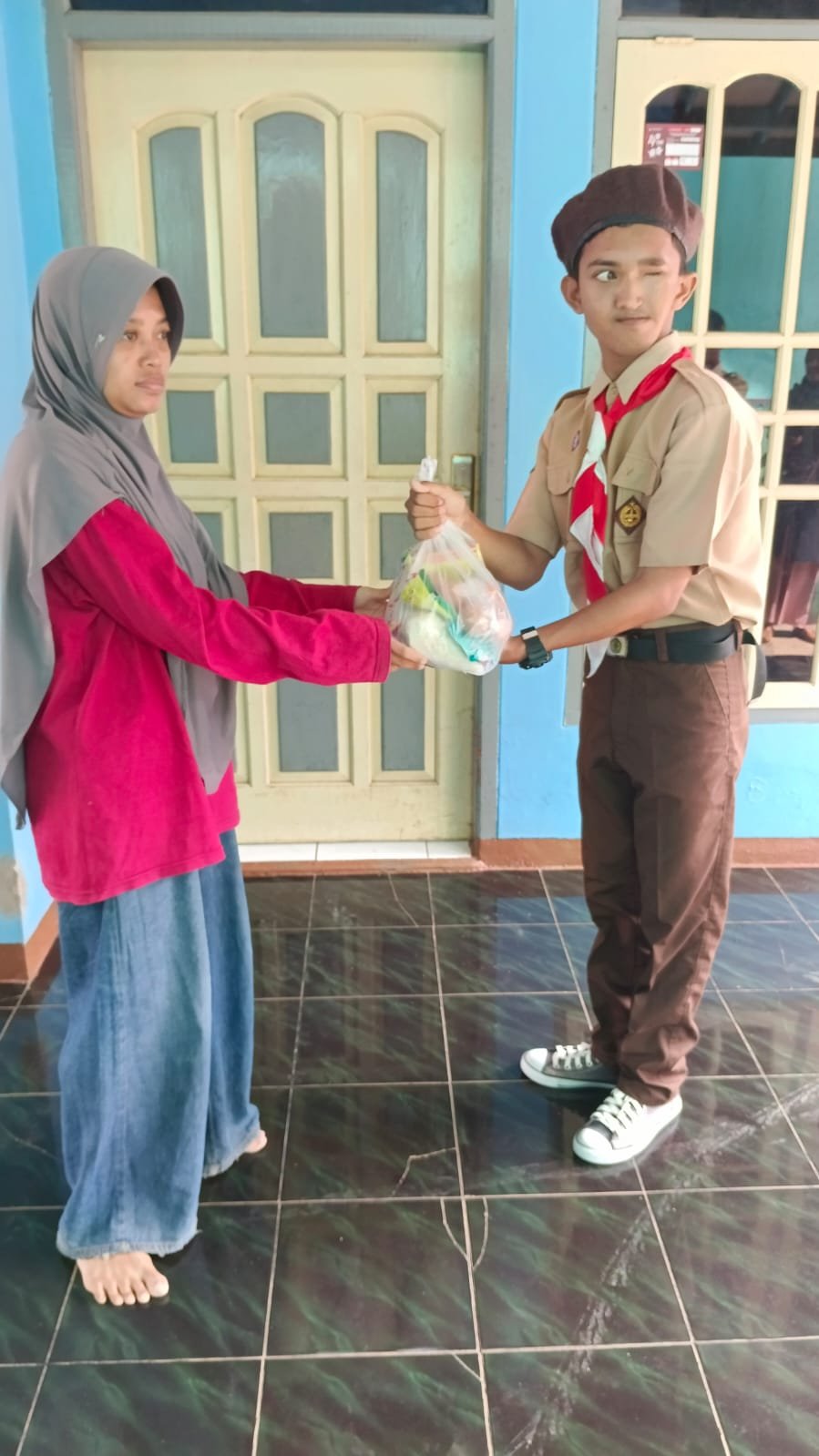 Pembagian sembako ke masyarakat