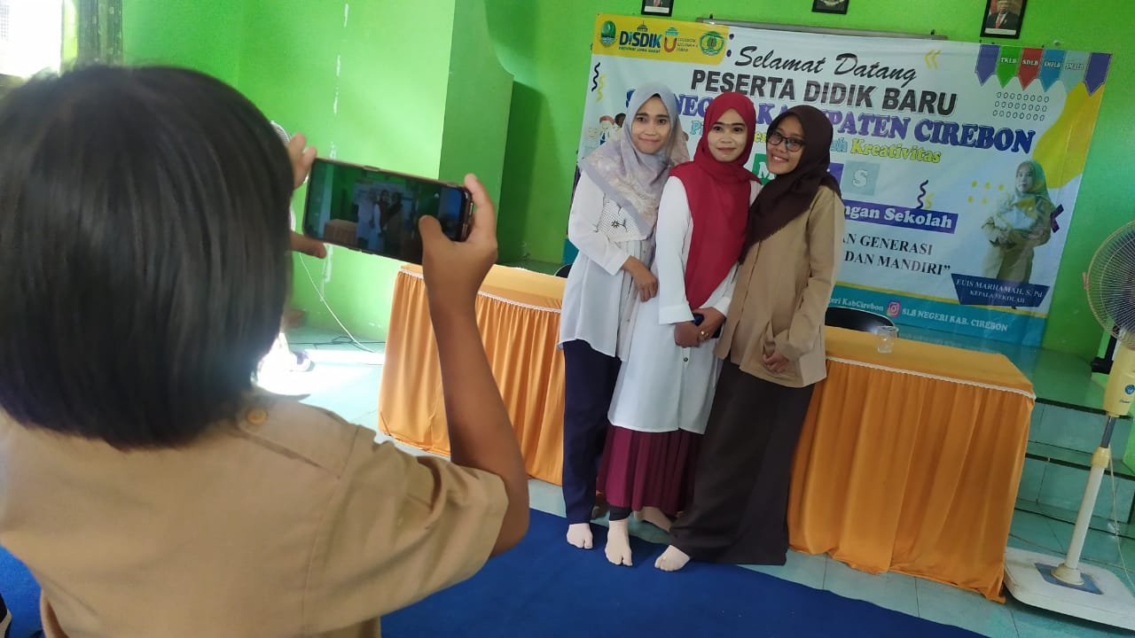 Foto bersama yang difoto oleh siswa