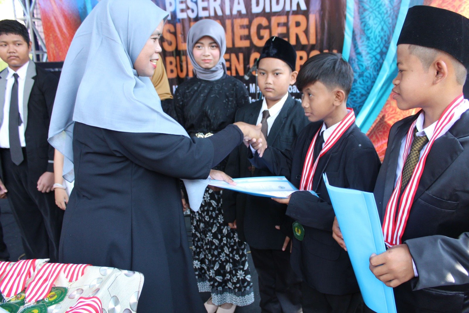 Penyerahan Ijazah oleh Kepala Sekolah