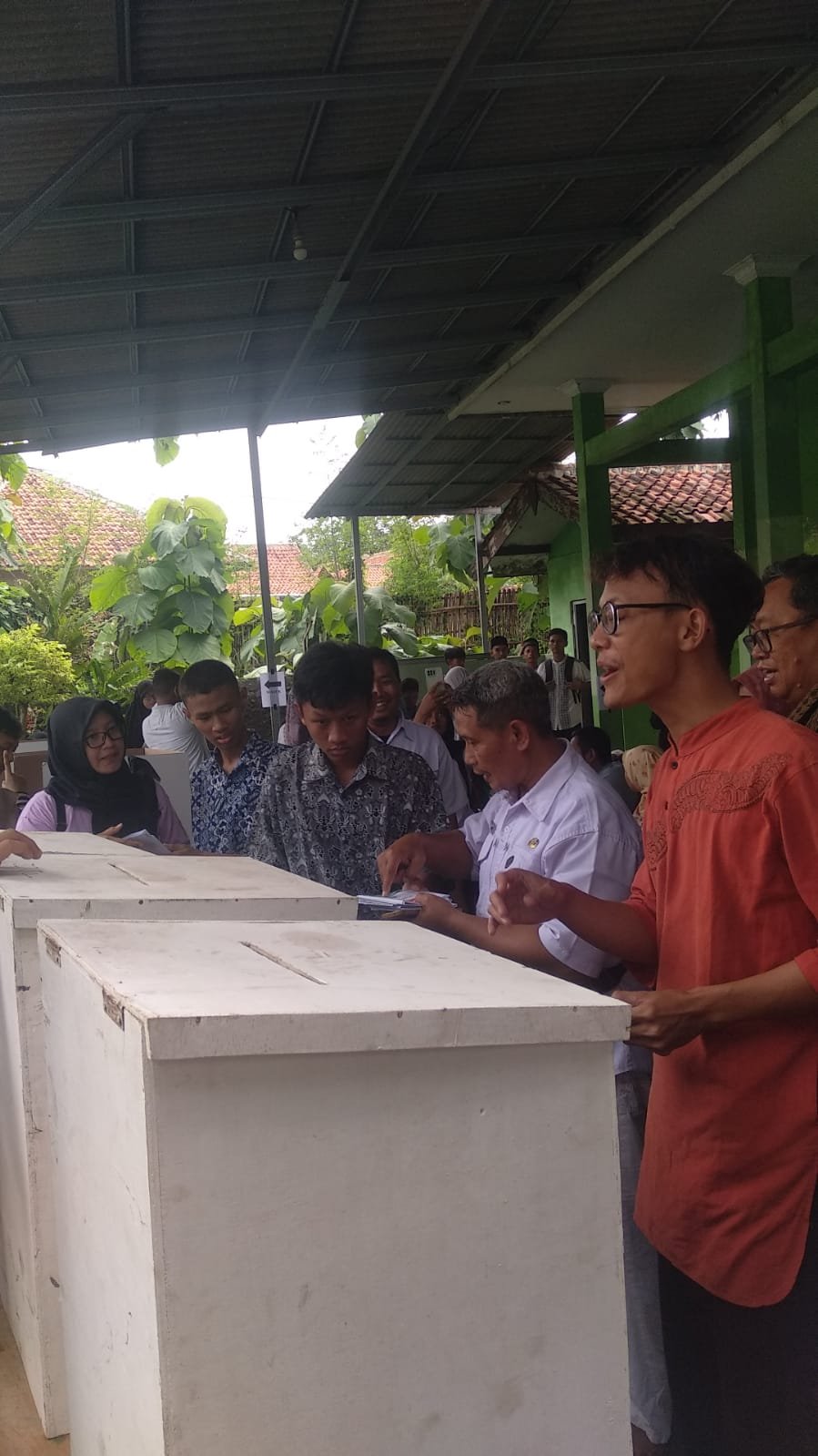 Peserta Didik Bersiap memasukan Kertas suara ke dalam Kotak Suara
