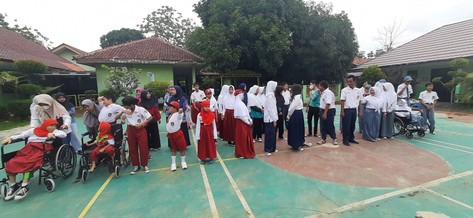 Peserta Siswa SLB yang serius mengikuti Upacara HUT PGRI Ke-77