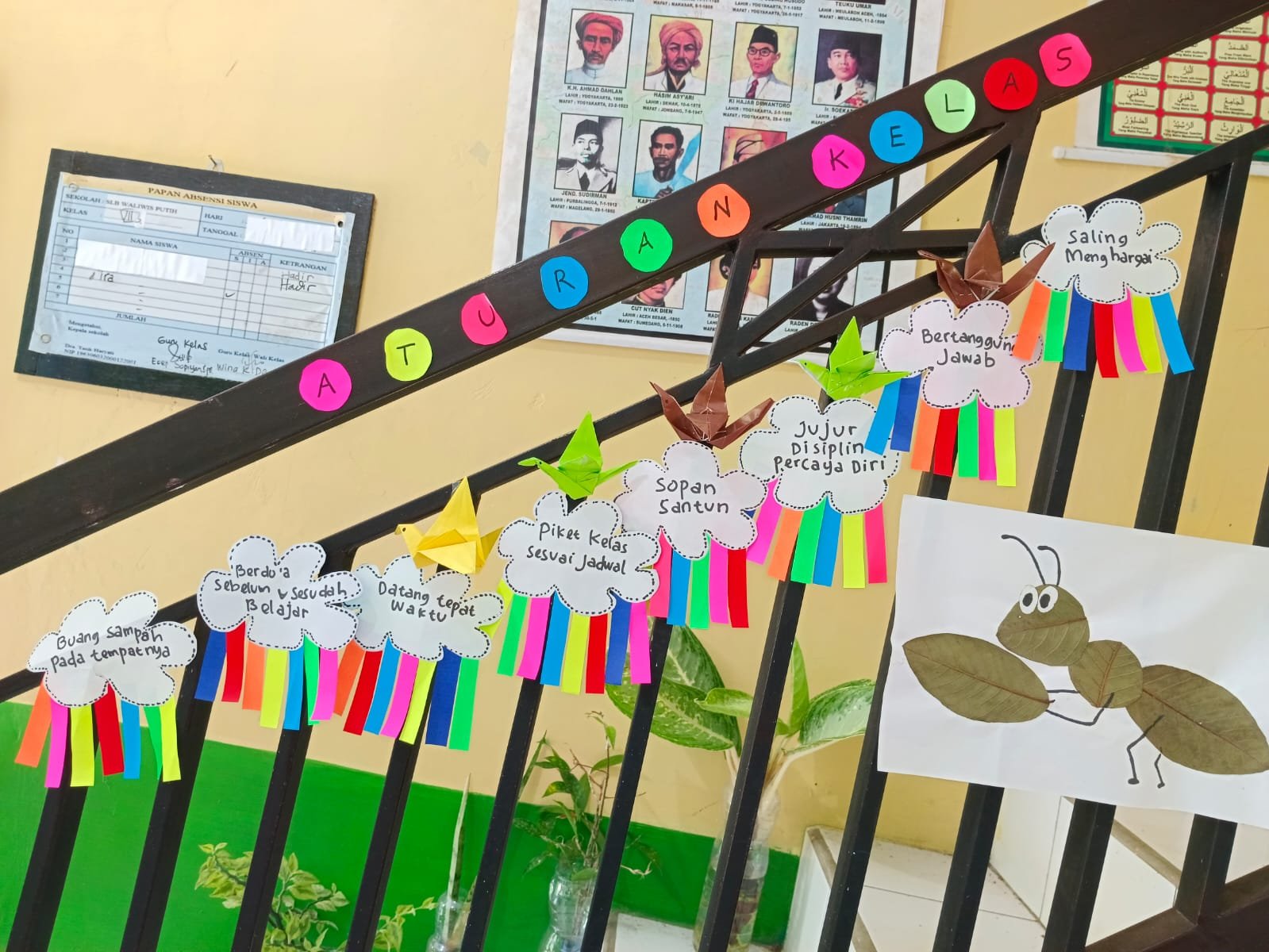 Siswa yang Kreatif memasang aturan tata tertib Sekolah