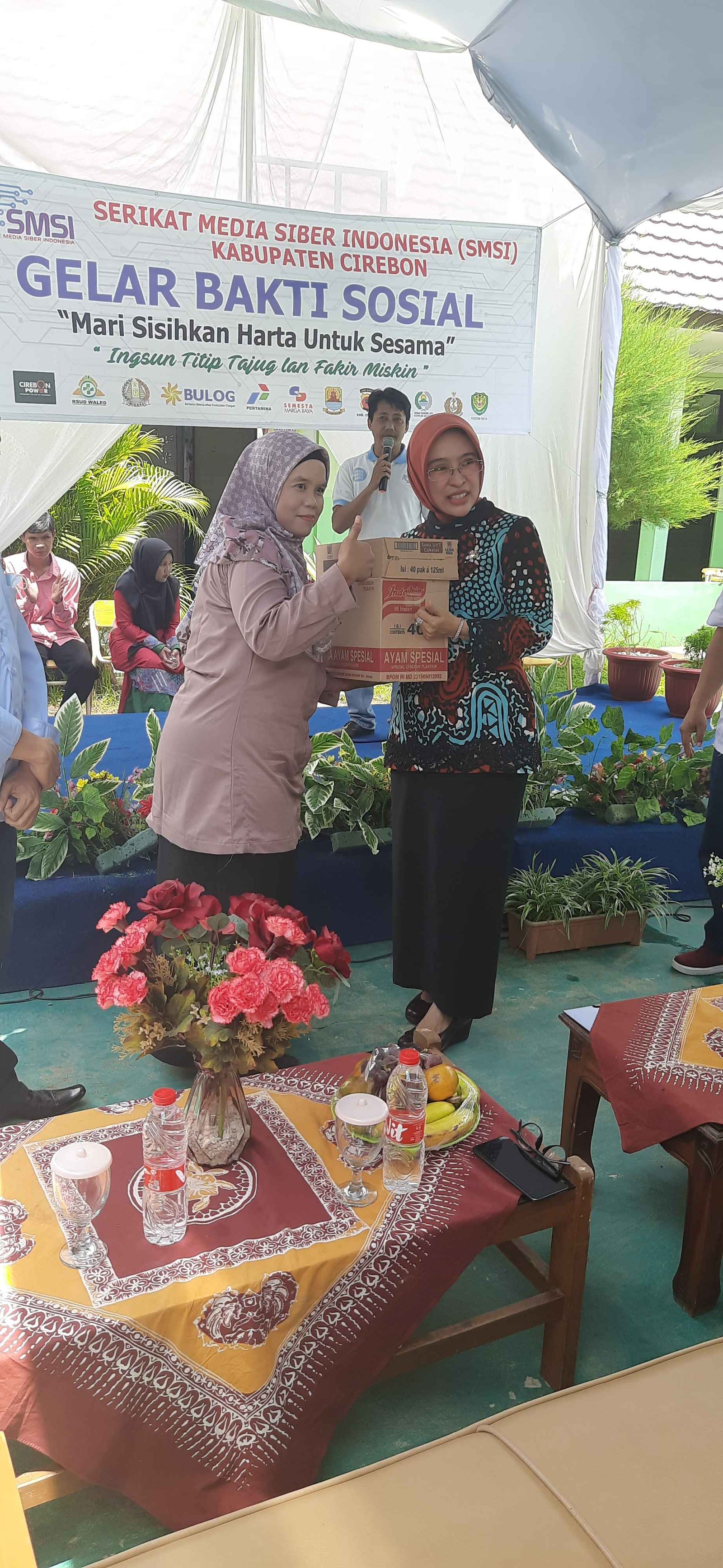 Pemberian hadiah simbolik wakil Bupati Cirebon dengan kepala sekolah SLBN Kab. Cirebon