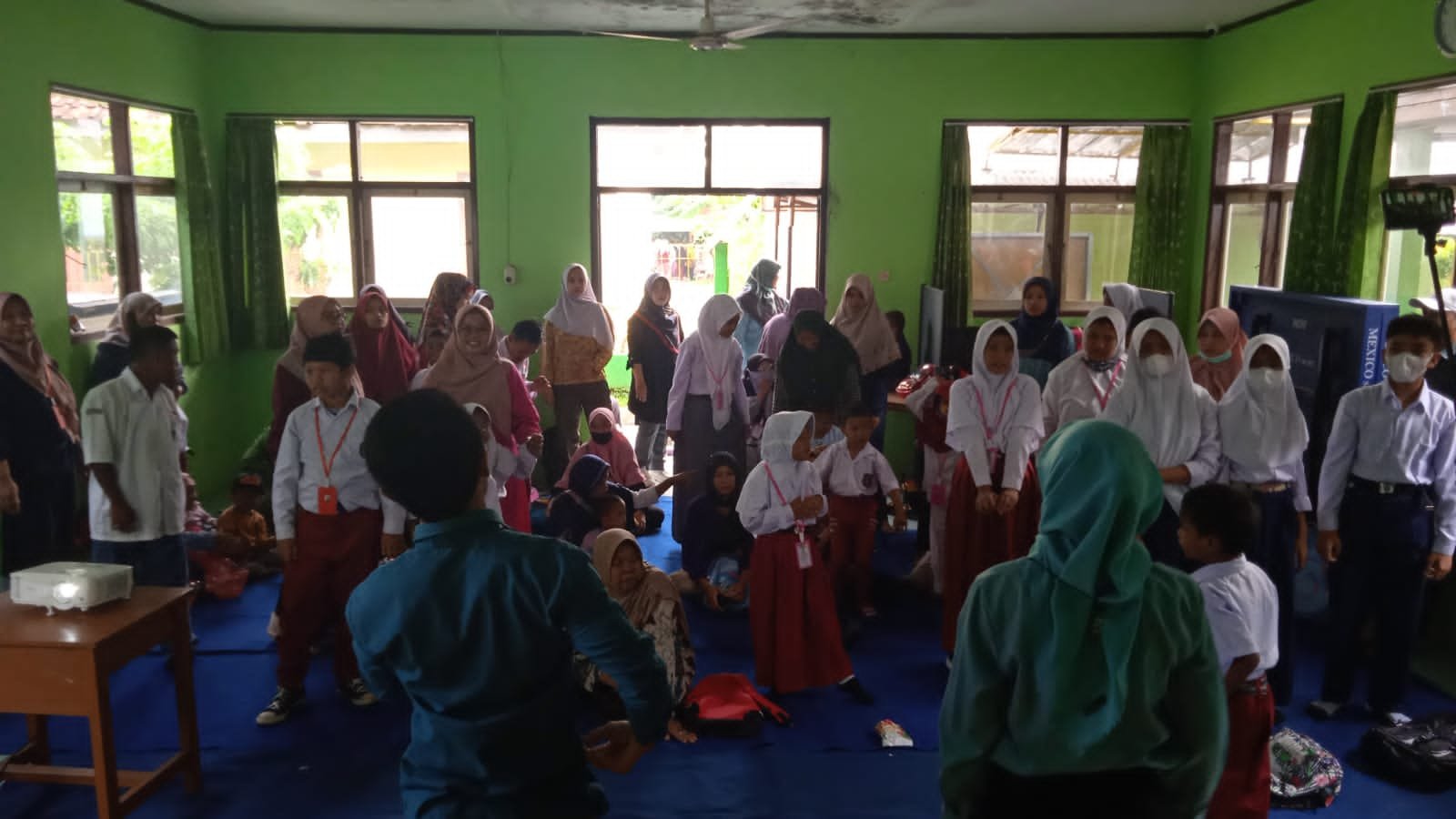 Anak sedang lagi senam biar sehat
