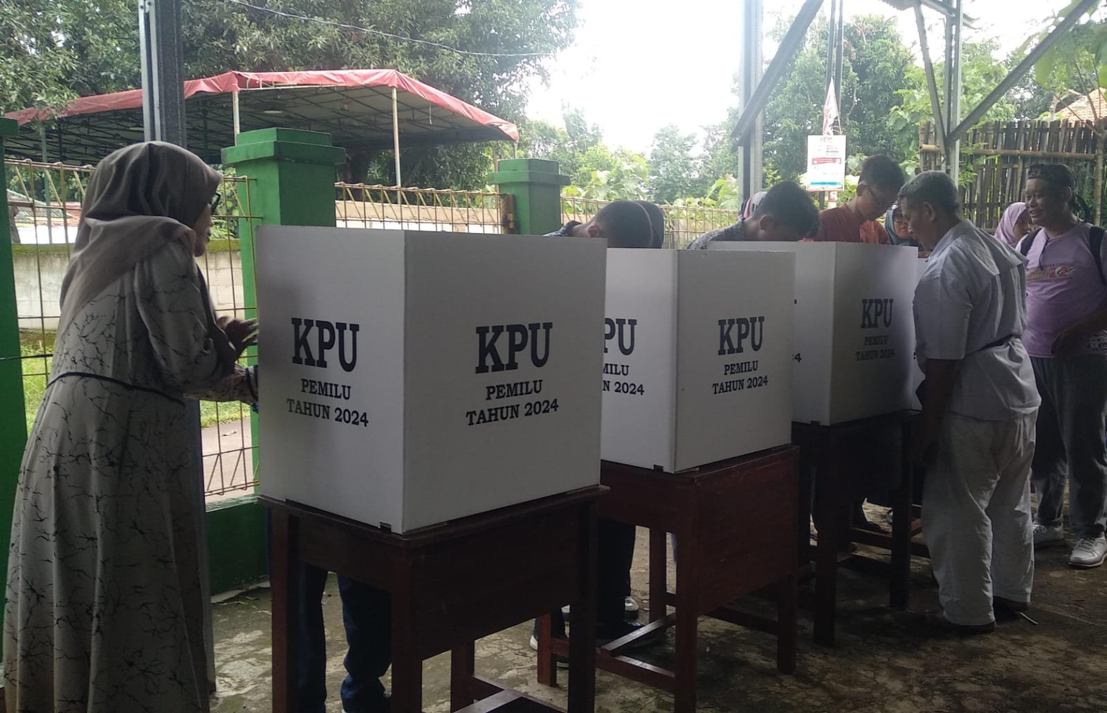 Peserta Didik Melakukan Pencoblosan Di Bilik Suara