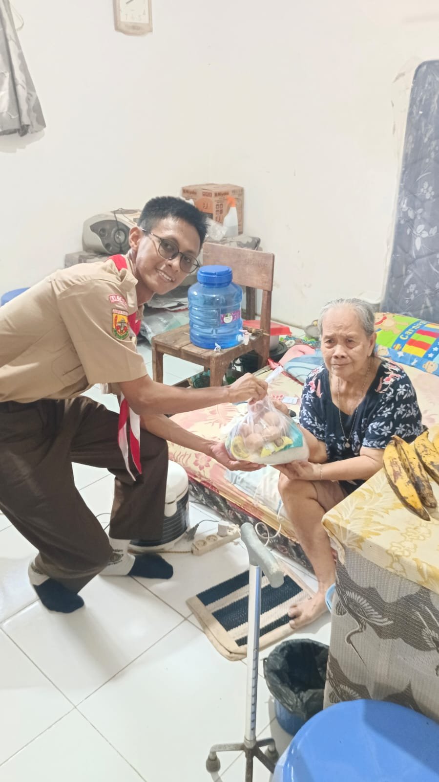 Pembagian sembako ke masyarakat