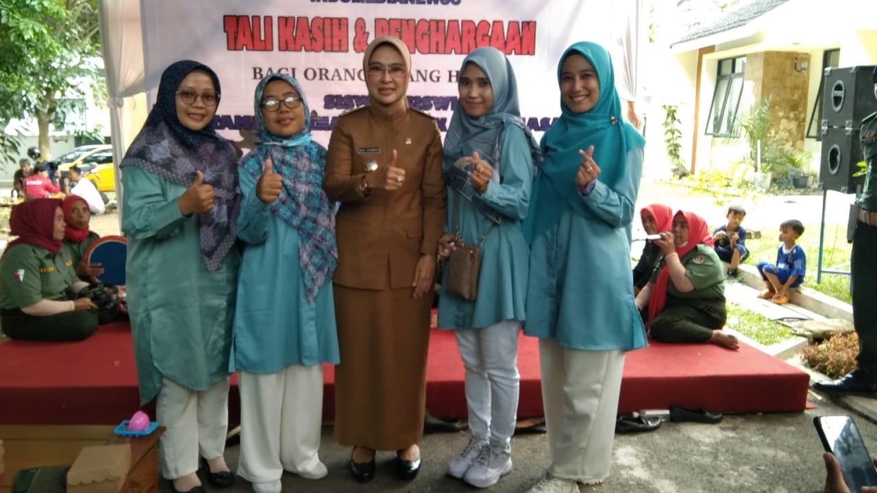 Foto Bersama dengan Guru SLBN Kabupaten Cirebon