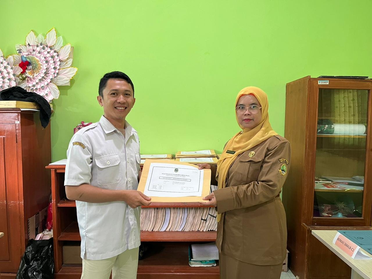 Penyerahan Soal Ujian oleh Guru dan Kepala Sekolah
