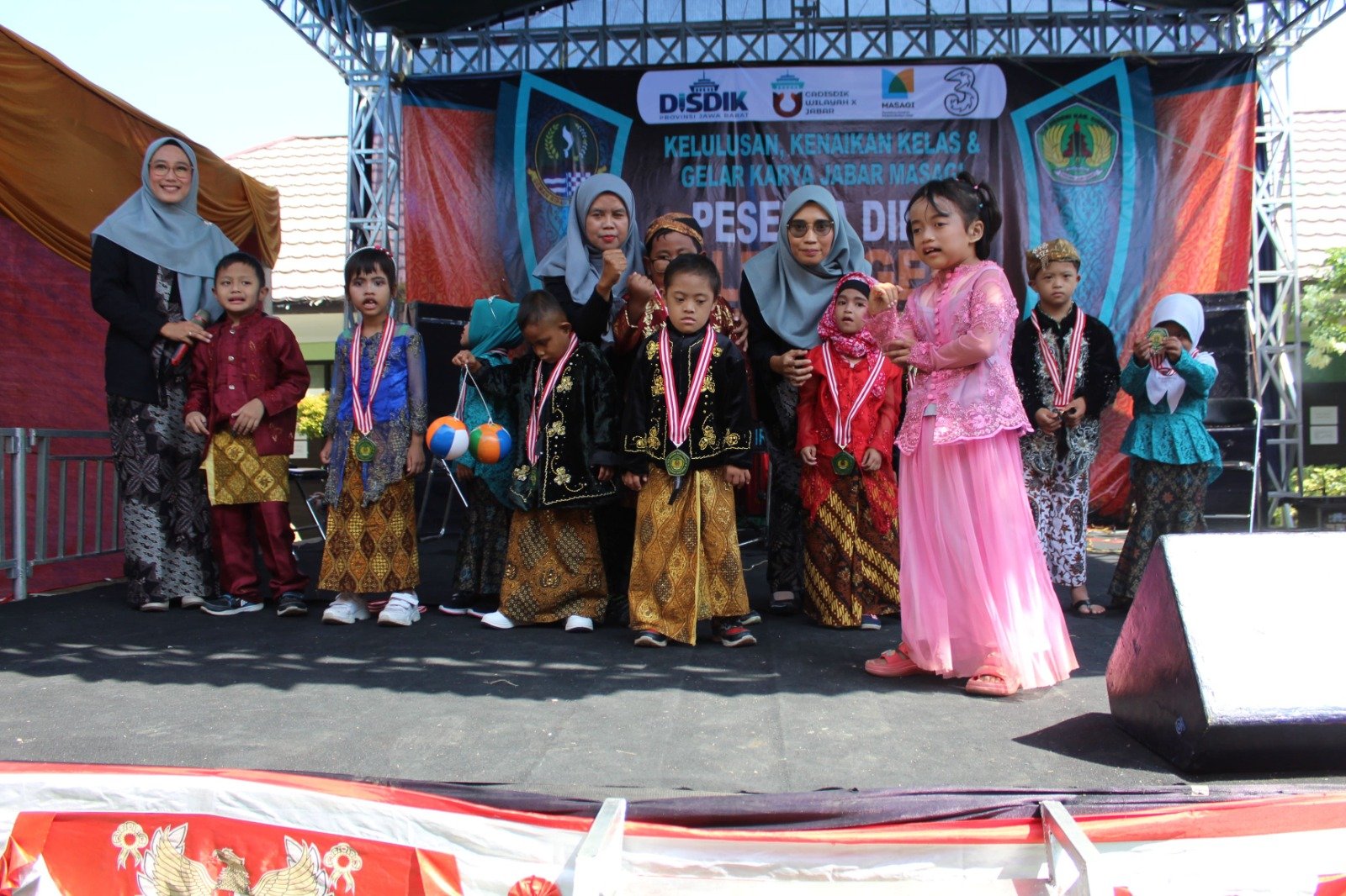 Foto Bersama Penyerahan Raport TK