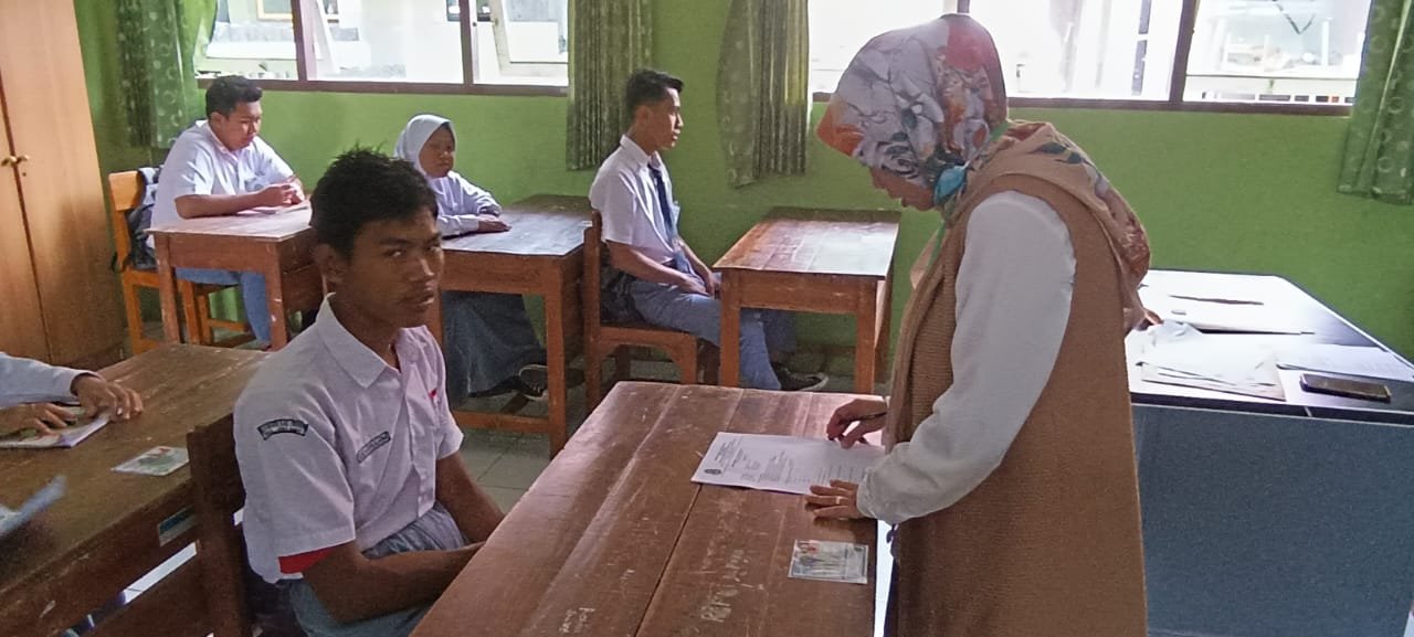 Berdoa dan Membaca Tata Tertib Ujian Kelas 12 C ( tunagrahita)  R 3