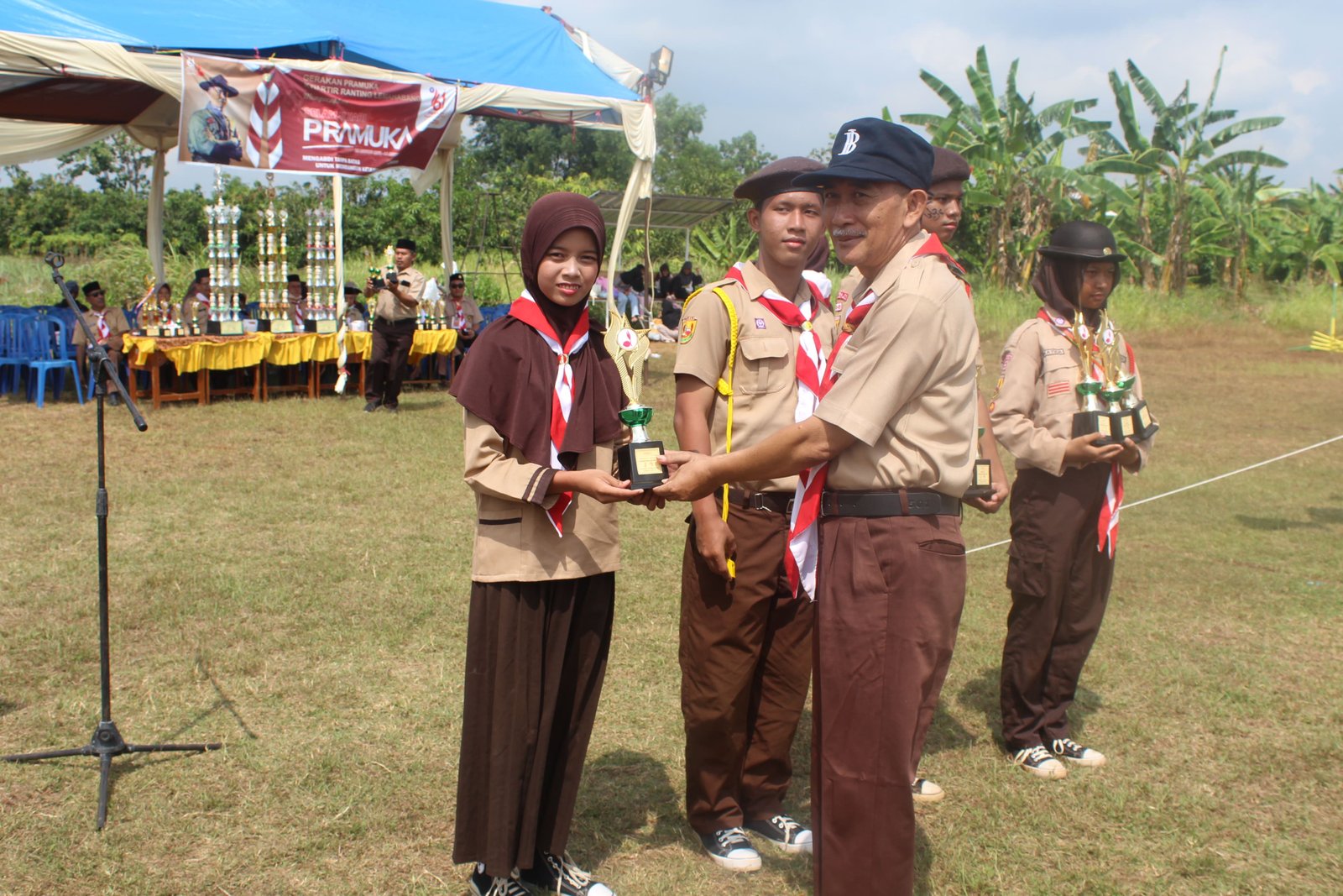 Penyerahan Trofi Juara 1 Lomba Poster Jambore Pramuka