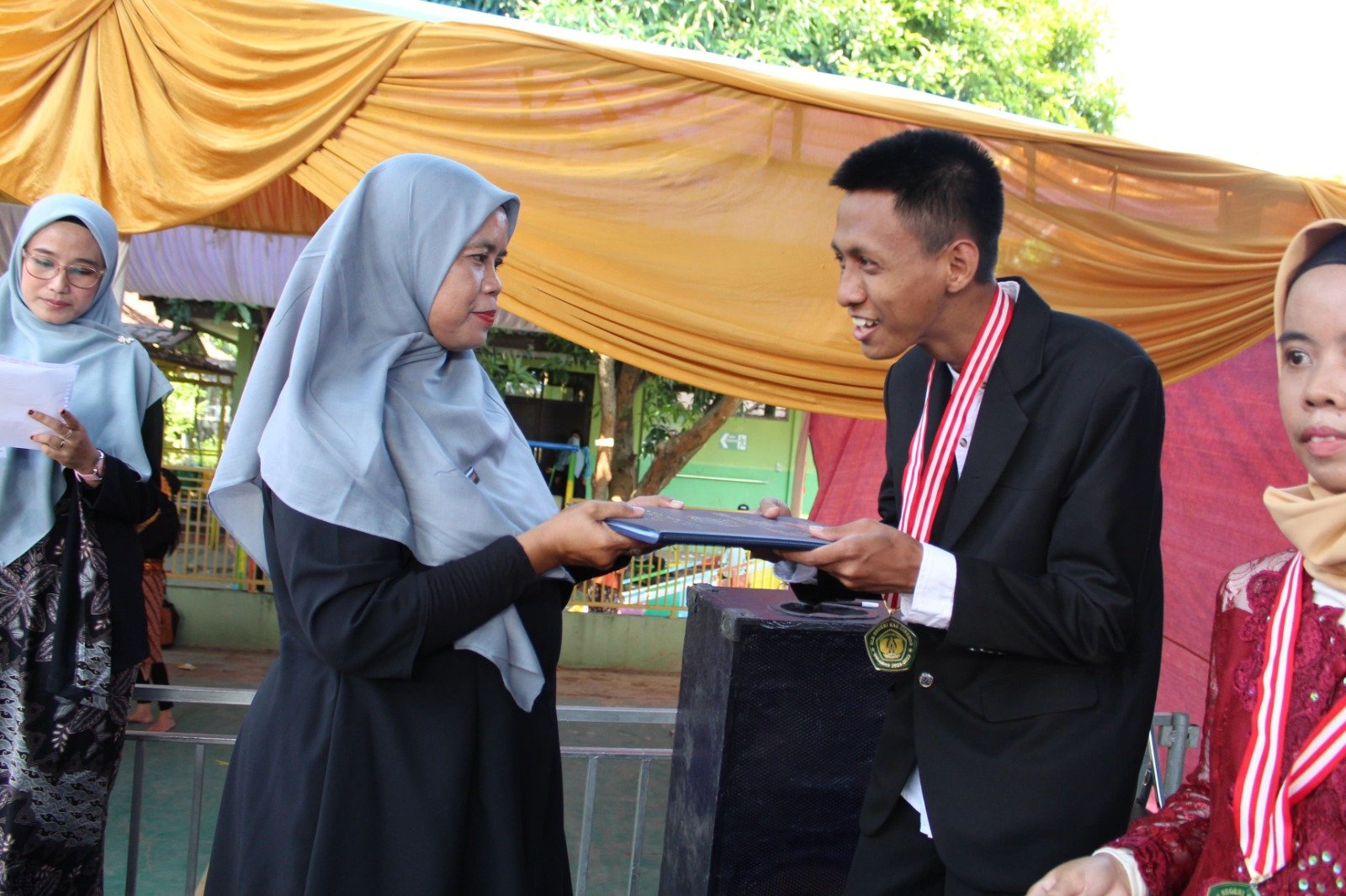 Penyerahan Ijazah oleh Kepala Sekolah