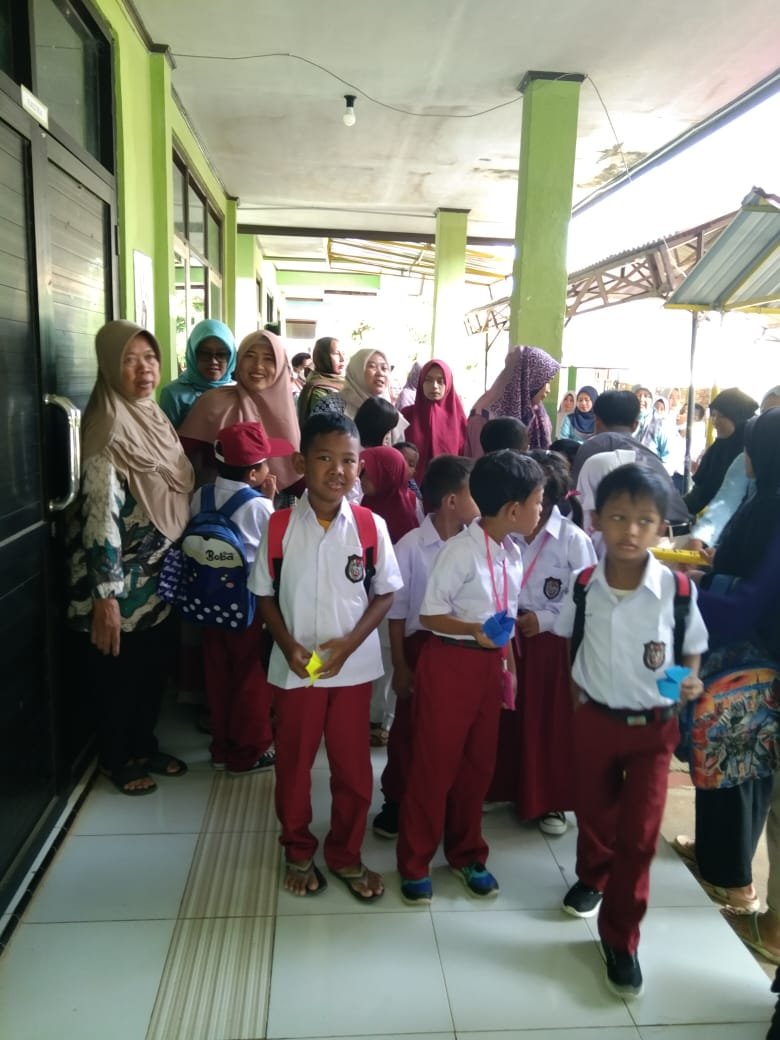 Siswa yang sedang asyik berkeliling sekolah