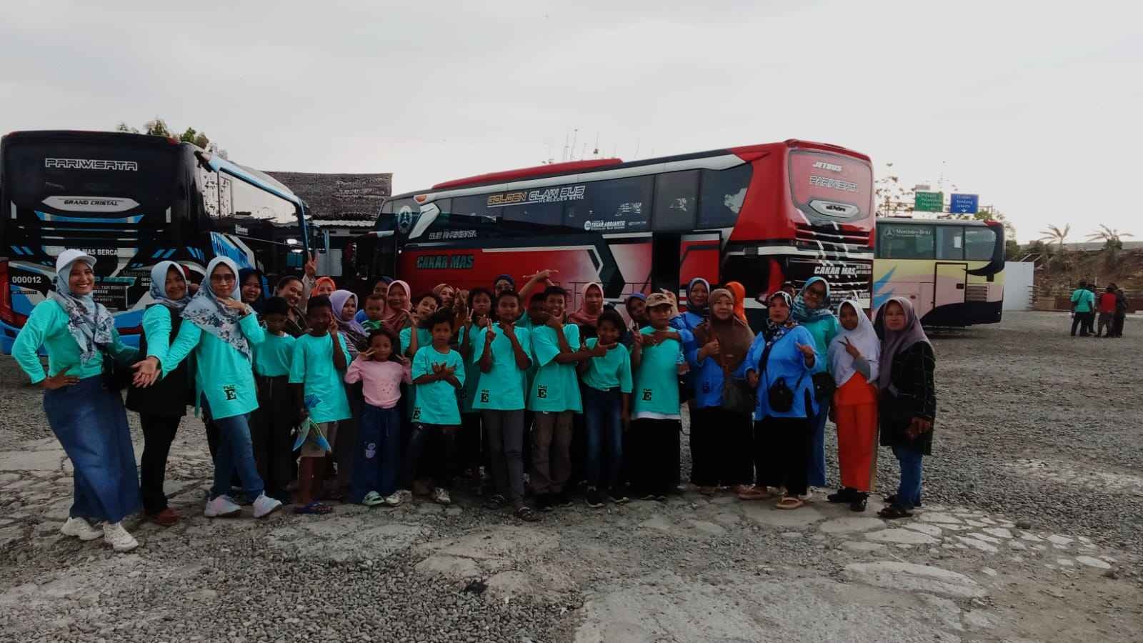 Foto Bersama antara siswa dengan guru dalam satu rombongan
