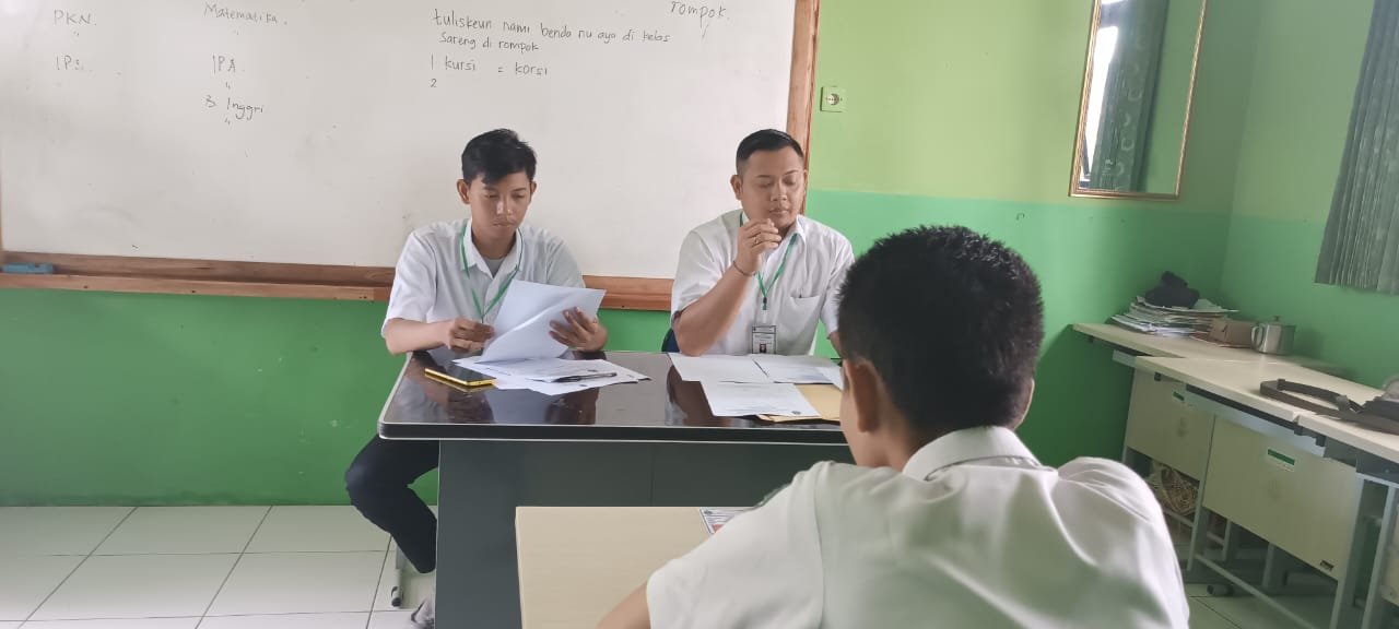 Melakukan Berdoa sebelum Ujian Kelas  12 C (Tunagrahita) R 2 dimulai