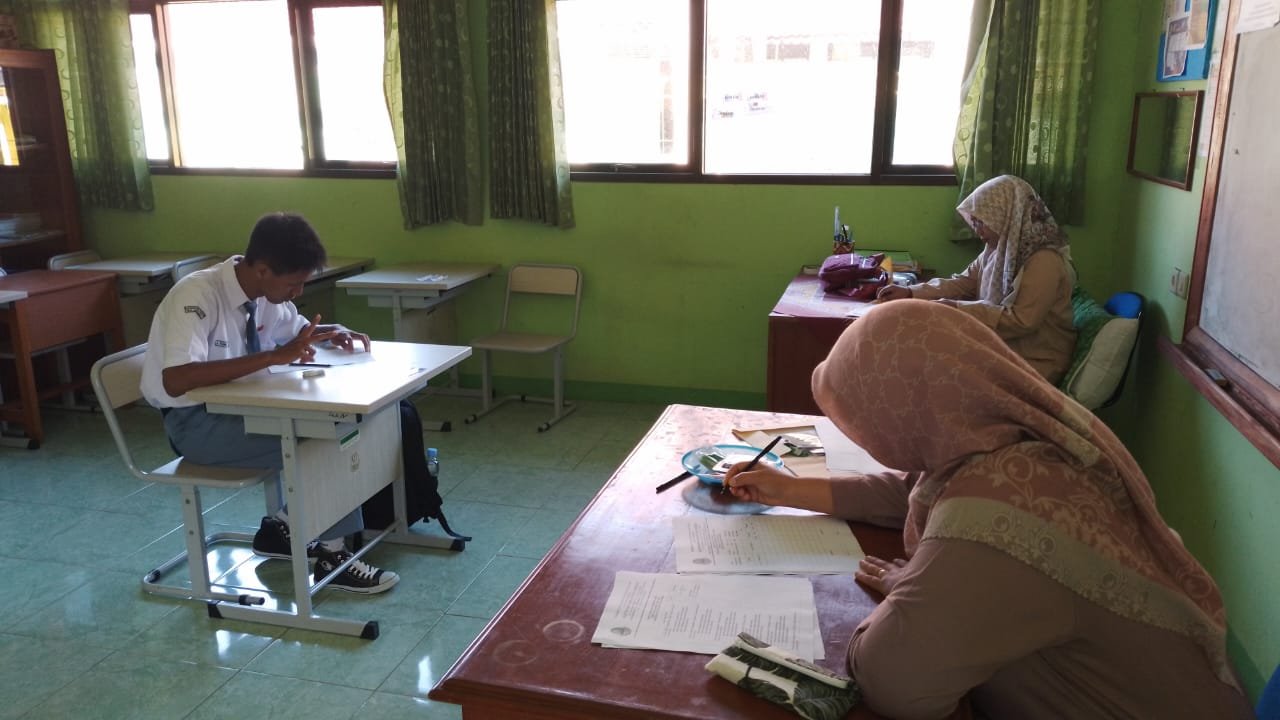 Melaksanakan Ujian Sekolah Praktek Kelas 12 B ( tunarungu )  R 2